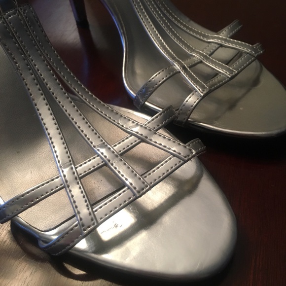 Stunning silver heels, get your holiday glam on! - Picture 2 of 6